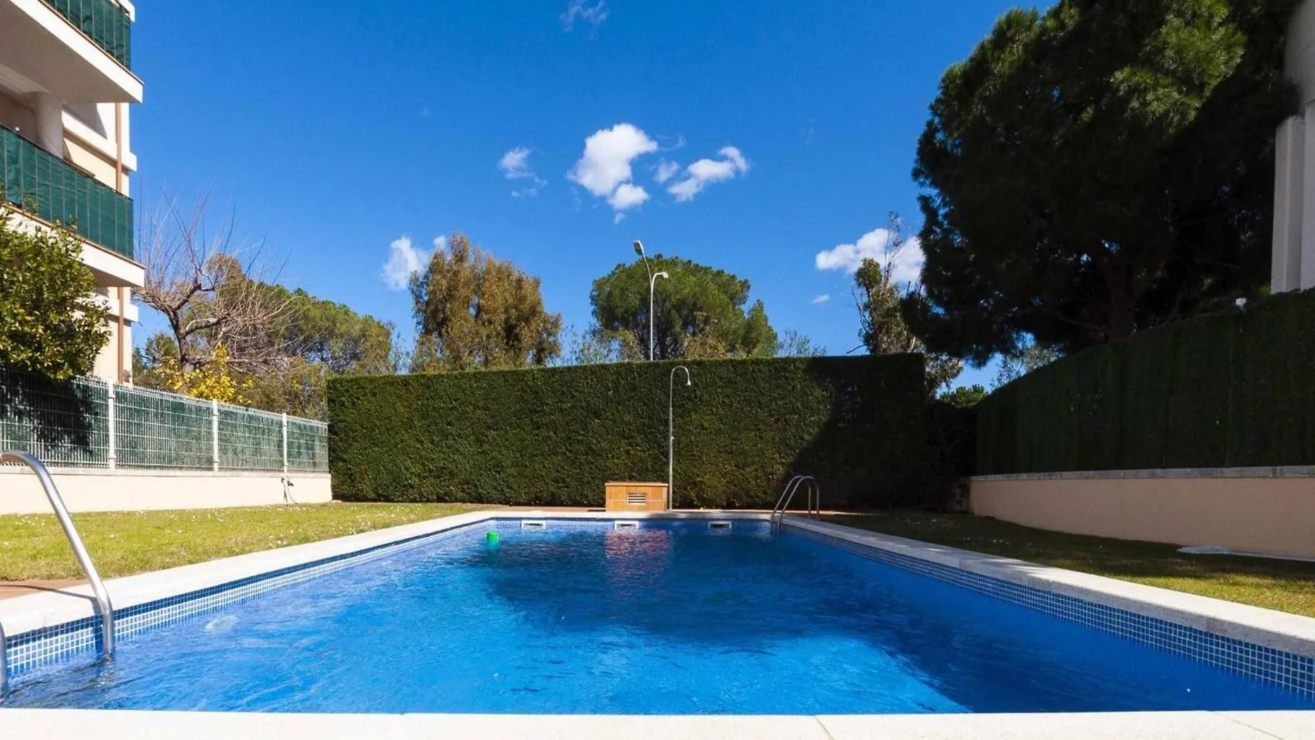Beautiful Apartment In Roses With Pool