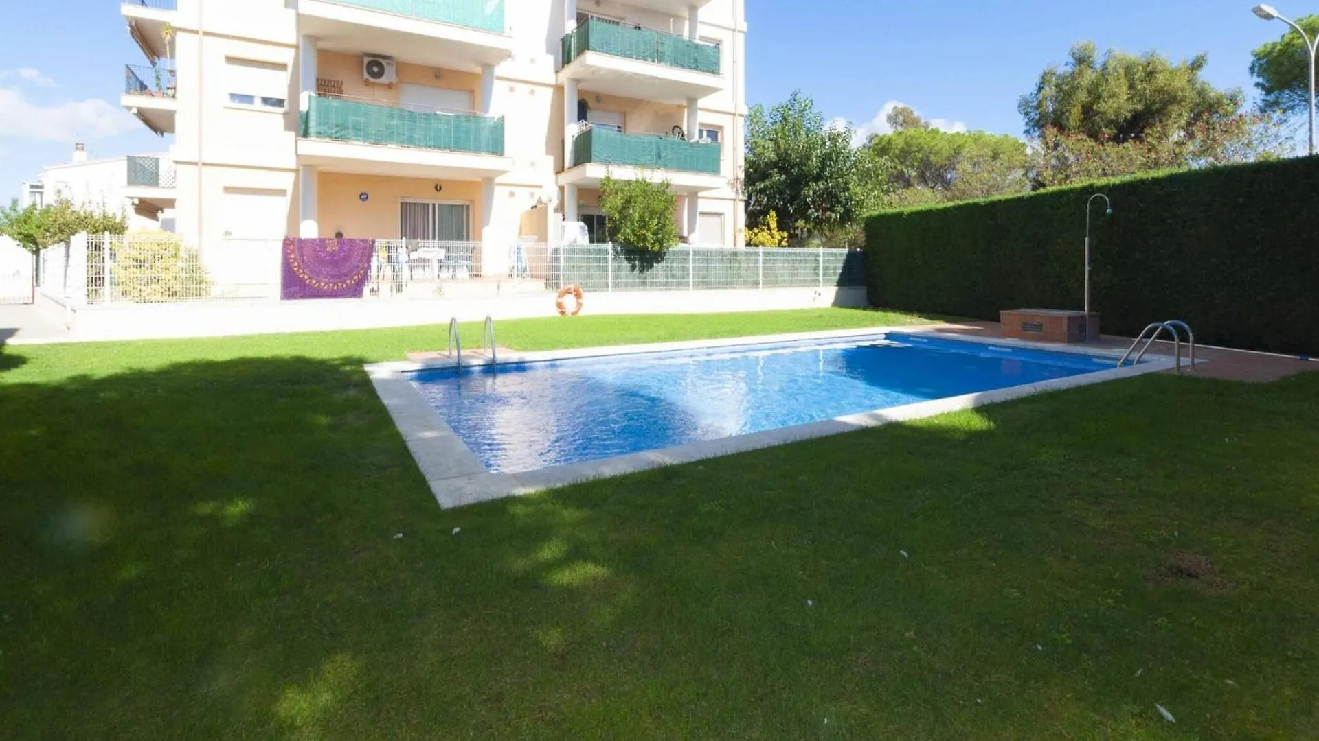 Beautiful Apartment In Roses With Pool