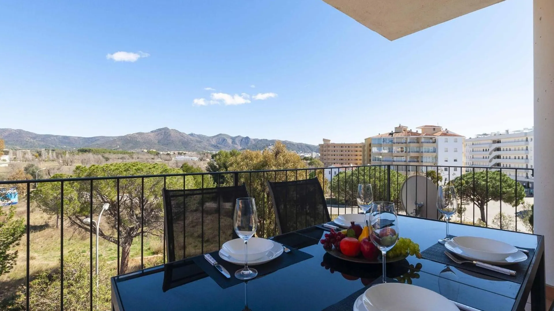Beautiful Apartment In Roses With Pool